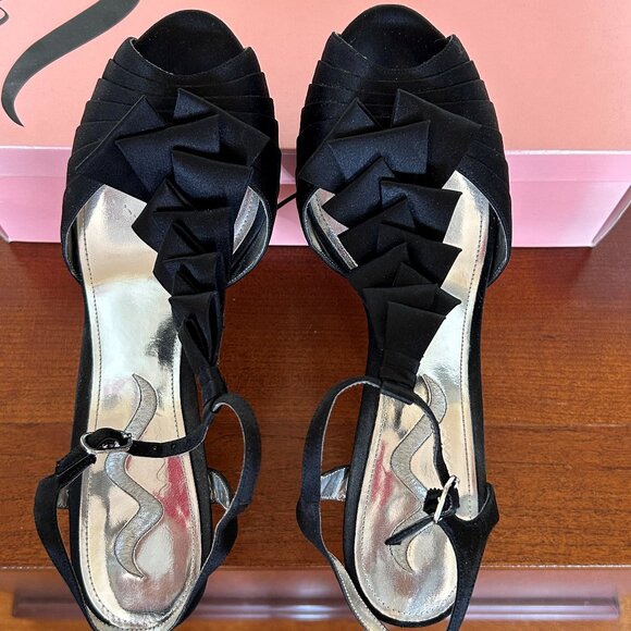 Nina Black satin high heels 9M - Picture 2 of 5